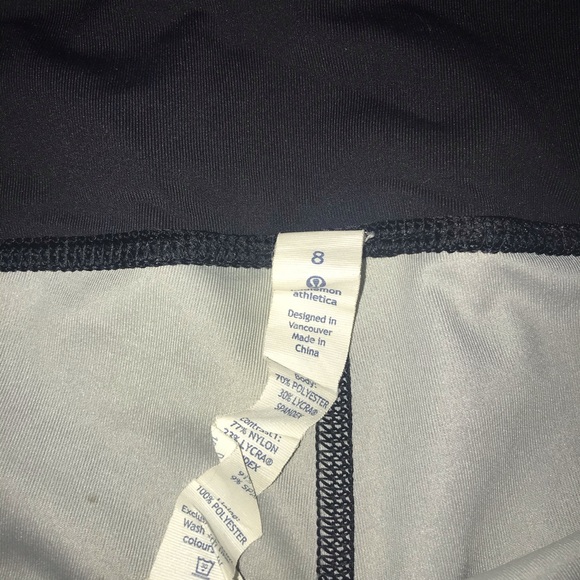 LULULEMON crops with pattern and zipper pocket - Picture 2 of 3